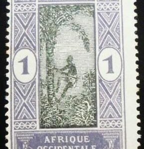 1913 - Man climbing oil palm 1